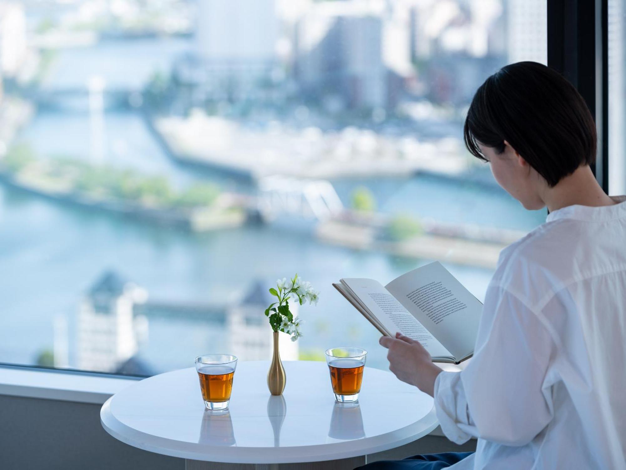 Mitsui Garden Hotel Yokohama Minatomirai Premier Ngoại thất bức ảnh A woman reading a book