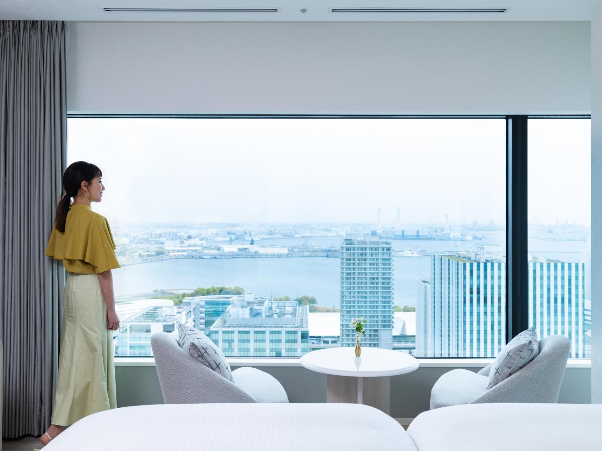 Mitsui Garden Hotel Yokohama Minatomirai Premier Ngoại thất bức ảnh A guest room at the hotel