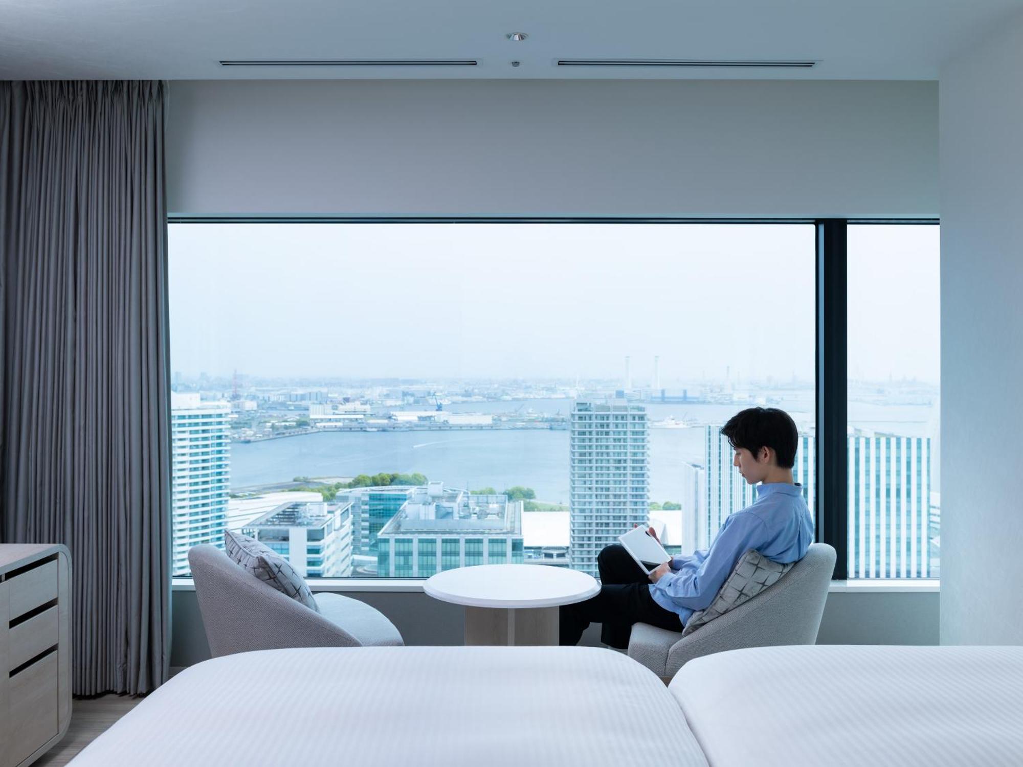Mitsui Garden Hotel Yokohama Minatomirai Premier Ngoại thất bức ảnh A guest room at the hotel