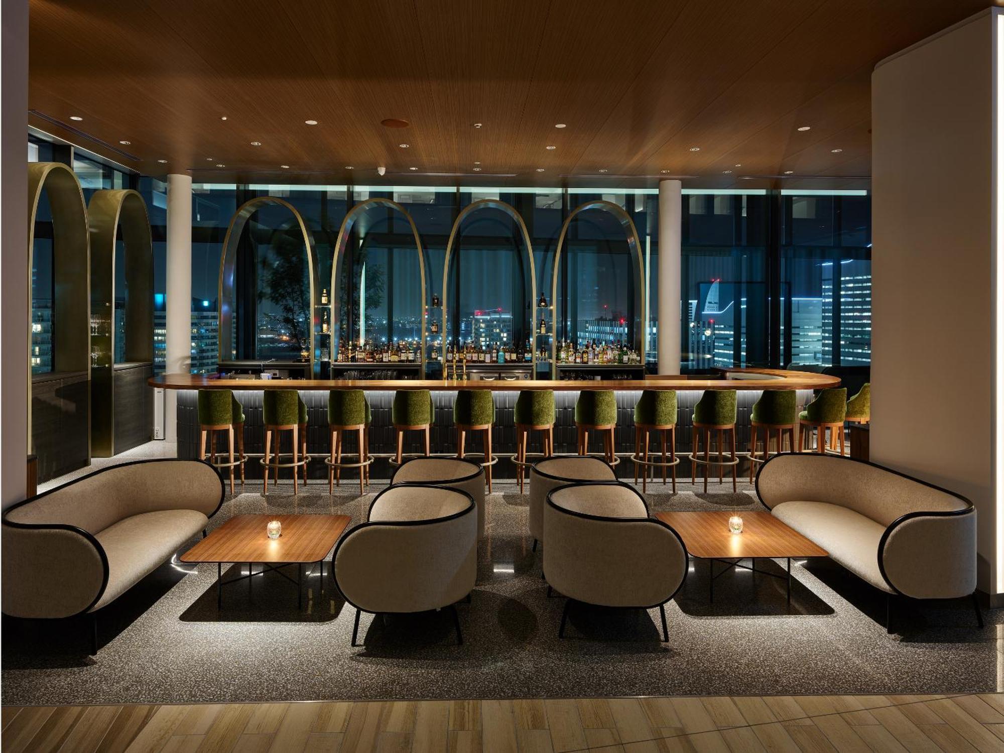 Mitsui Garden Hotel Yokohama Minatomirai Premier Ngoại thất bức ảnh The bar at the 360° Sky Lounge